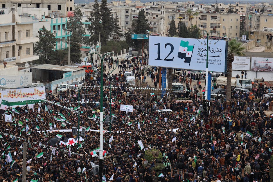 Multitud celebra el 12º aniversario de la revolución siria en Idlib, Siria.