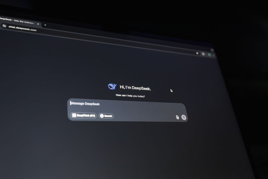 Una interfaz de chat de temática oscura que muestra un asistente de inteligencia artificial que inicia una conversación en una pantalla.