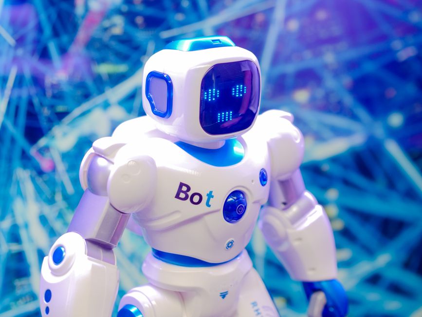 Robot humanoide de alta tecnología con pantalla facial LED, exhibiendo robótica moderna e innovación.