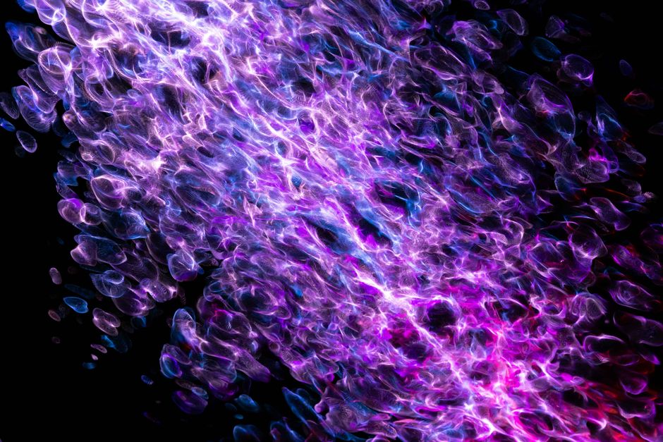 Arte abstracta dinámica con patrones de luz púrpura y rosa que fluyen, creando una sensación vibrante y enérgica.