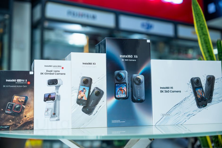 Varios modelos de cámaras Insta360 expuestos en un entorno de tienda.