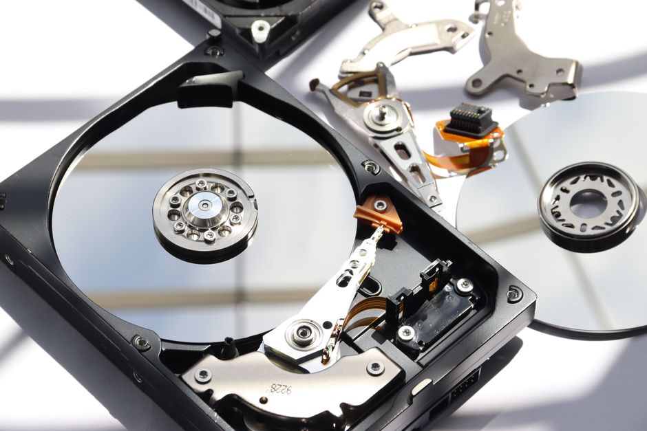 Vista detallada de un HDD desmontado mostrando componentes internos complejos.
