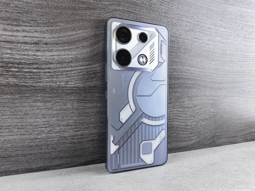 Un elegante teléfono inteligente con un diseño futurista descansa sobre una superficie de madera, mostrando tecnología moderna.