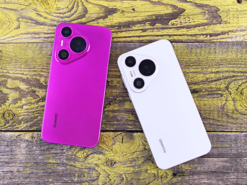 Un teléfono inteligente de color morado vibrante y blanco elegante sobre una superficie de madera rústica, que muestra tecnología y diseño modernos.