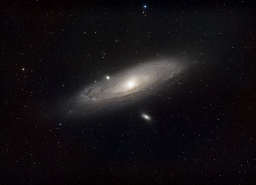 Una imagen impresionante de la Galaxia de Andrómeda contra un cielo estrellado, mostrando su estructura espiral.