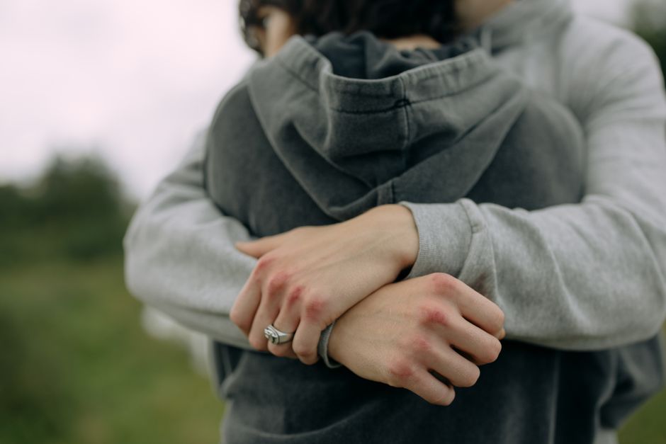 Fotos de stock gratuitas de abrazando, abrazar, abrazo
