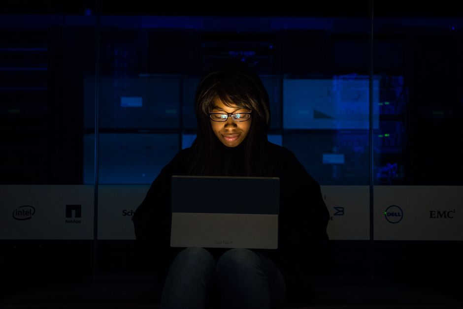Mujer Trabajando En Su Computadora.