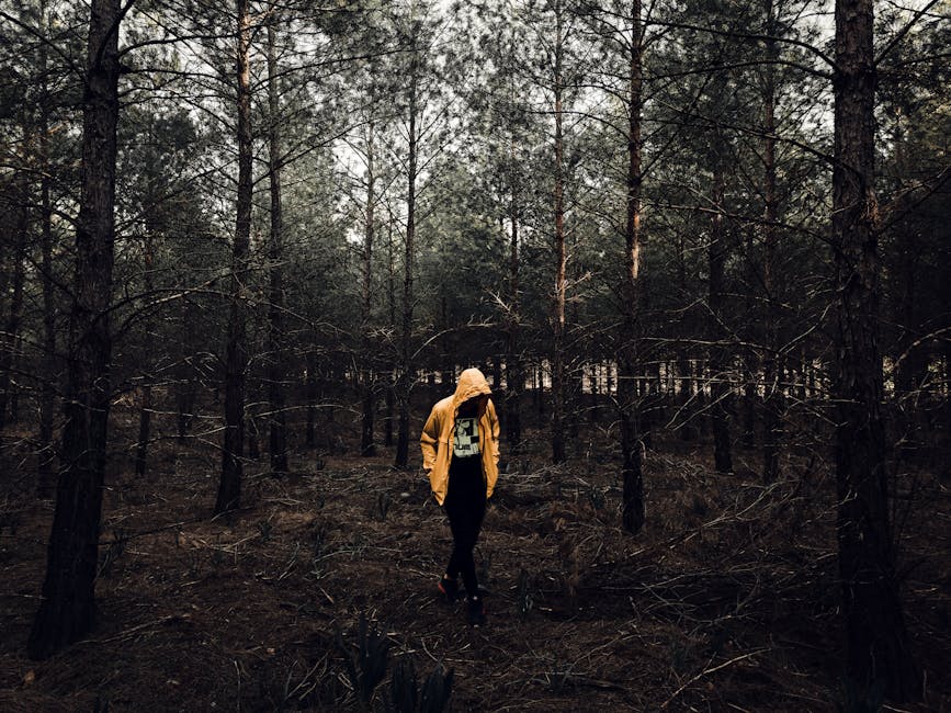 Foto De Persona Vestida Con Chaqueta Amarilla