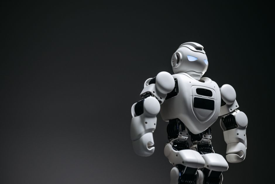 Un robot futurista, capturado en una sesión de estudio en primer plano, mostrando innovación y diseño.