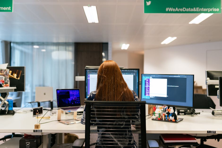 Mujer Sentada Delante De La Computadora En La Oficina