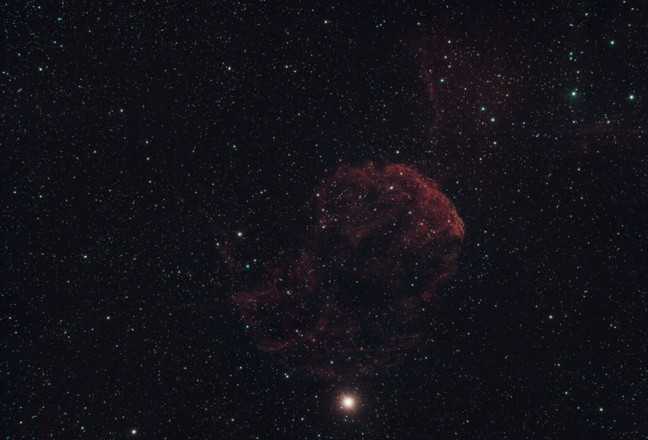 Imagen cautivadora de la Nebulosa de las Medusas y el cielo nocturno estrellado, perfecta para entusiastas de la astronomía.