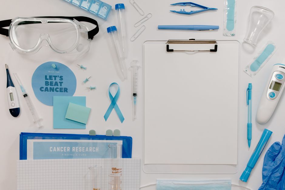 Disposición de herramientas médicas y símbolos de concienciación sobre el cáncer promoviendo la investigación del cáncer y la atención médica.