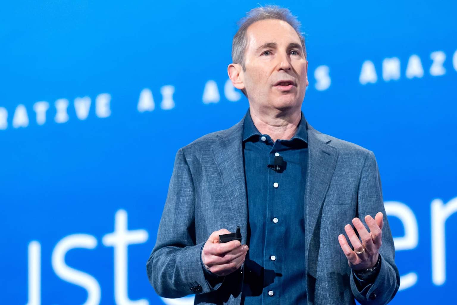 Ingresos IA de Amazon superan 15,000 MDD entre caos técnico interno