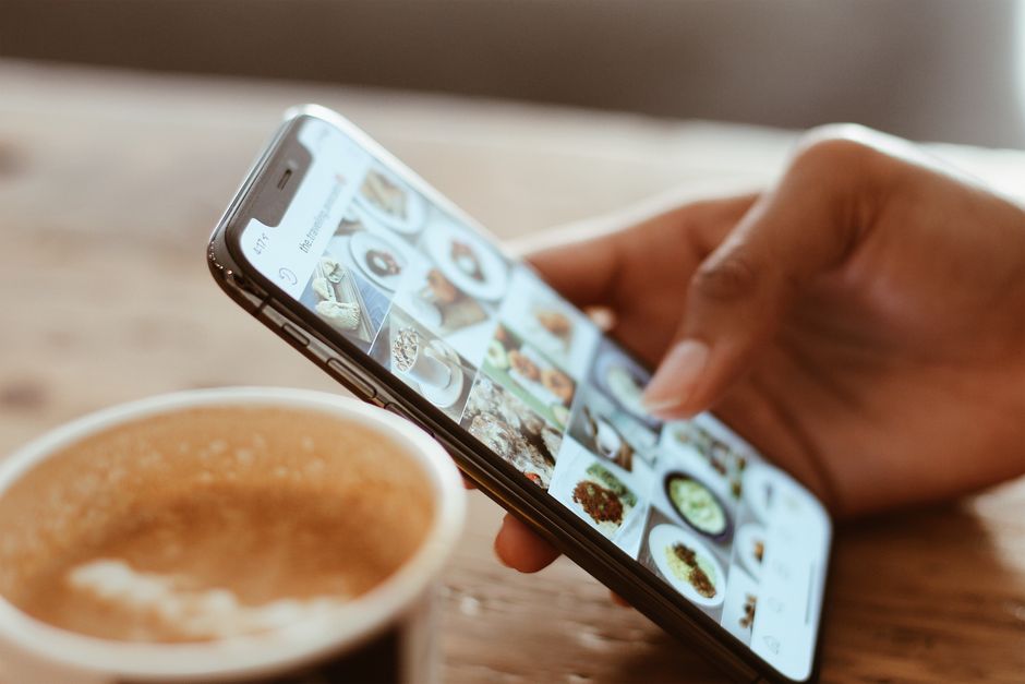 Fotografía De Enfoque Selectivo De Una Persona Que Usa El I Phone X