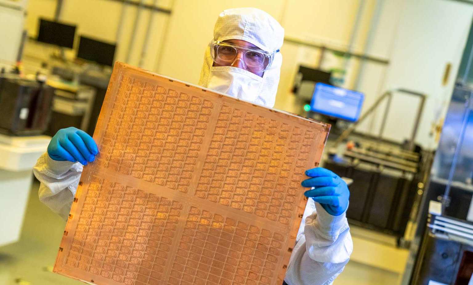 Intel negocia empaquetar chips de IA de Google y Amazon