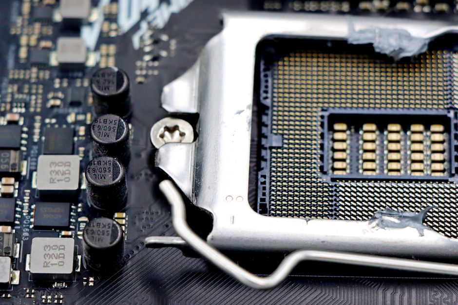 Imagen detallada en primer plano de un zócalo de CPU y sus componentes en una placa base.
