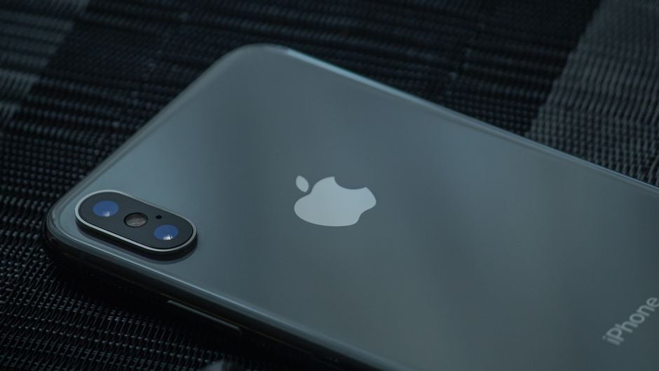 Primer plano de alta calidad de la parte trasera de un smartphone elegante, mostrando la cámara y el logo.