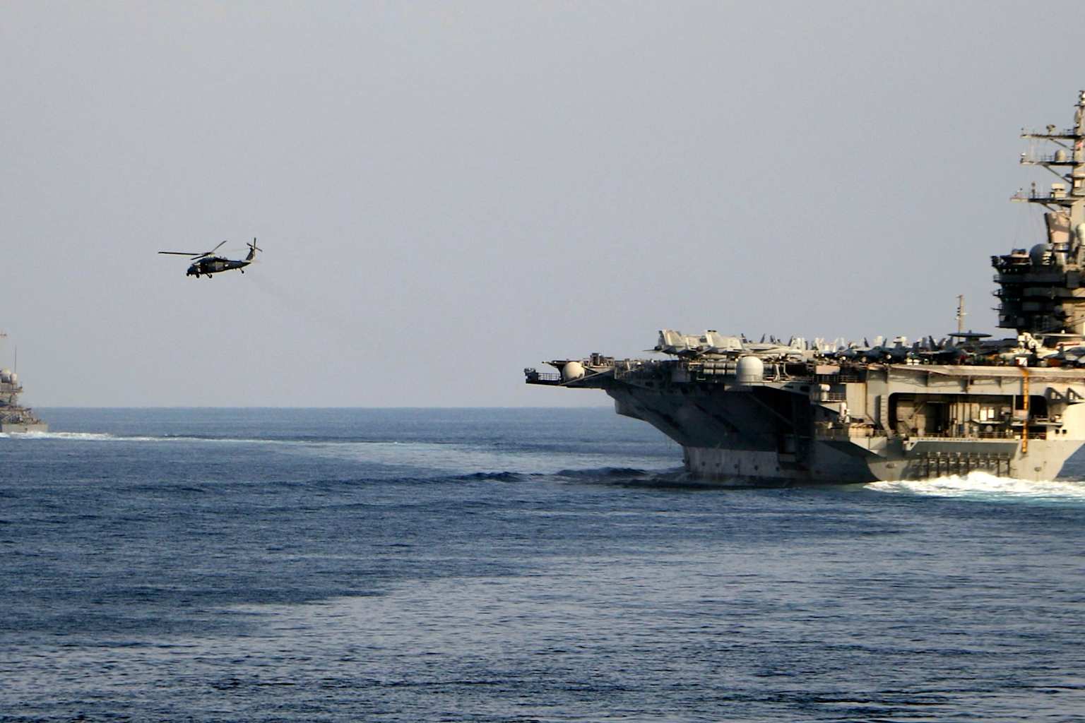 Irán ataca barco en Ormuz; tráfico petrolero global cae 70%