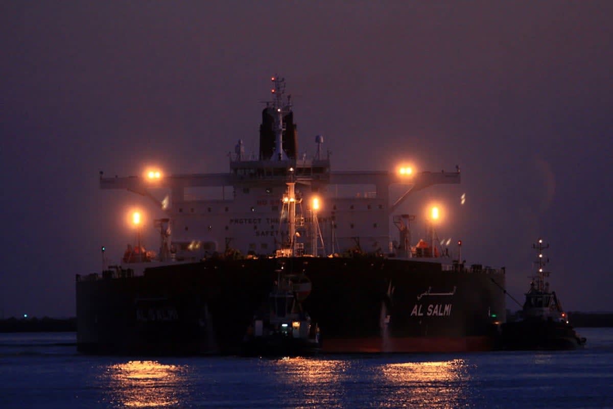 Irán ataca buque en Dubái; petróleo Brent supera los $116