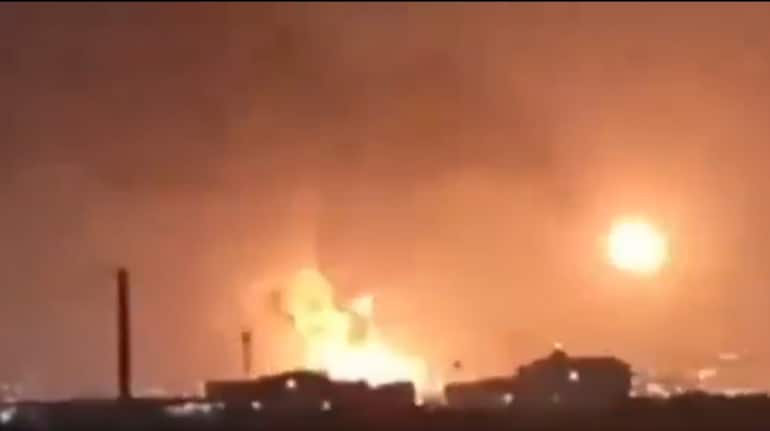 Irán ataca centro industrial de Jubail y desata incendios