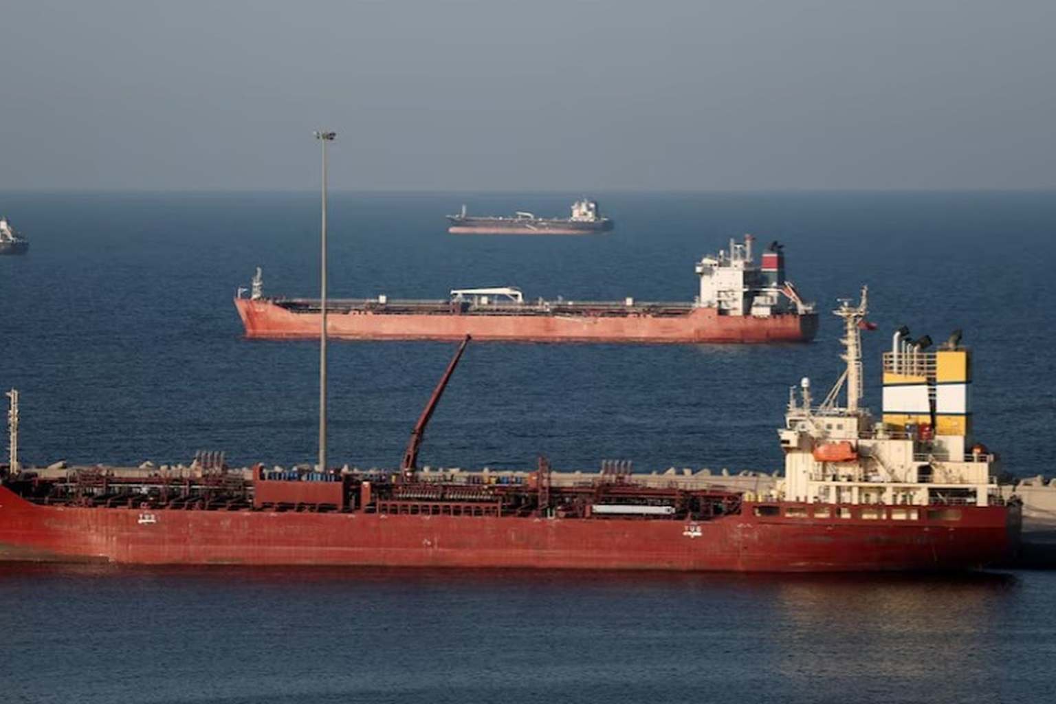 Irán cierra el Estrecho de Ormuz e impone rutas alternas