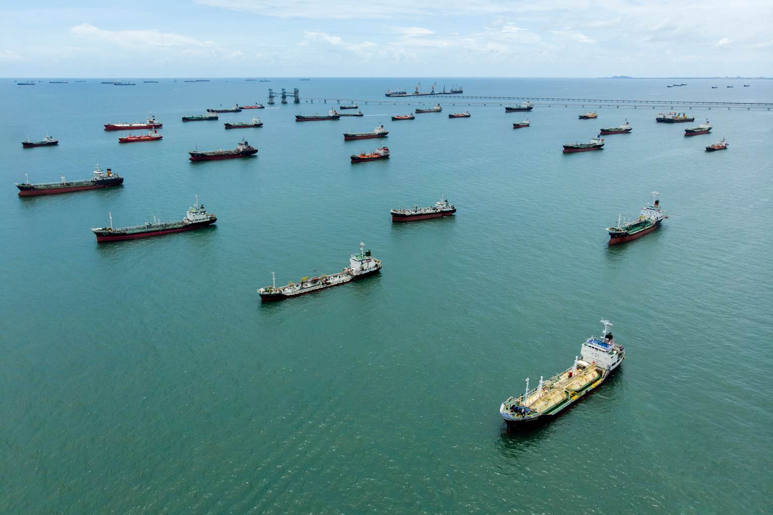 Irán controla Ormuz: peajes y el petróleo a $114