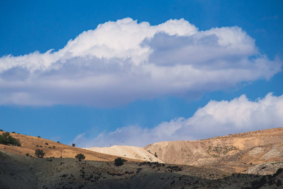 Cielo azul claro con nubes esponjosas sobre las colinas en Palu, Elazığ, Turquía.