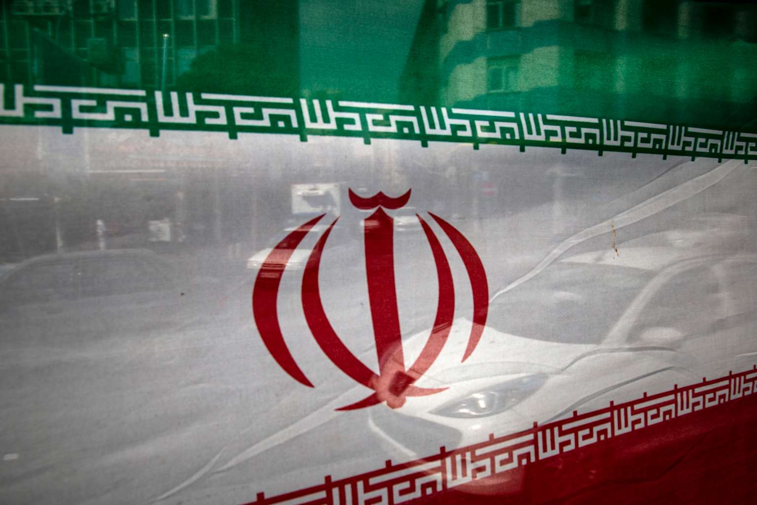 Irán inunda X con desinformación IA; la red social frena monetización