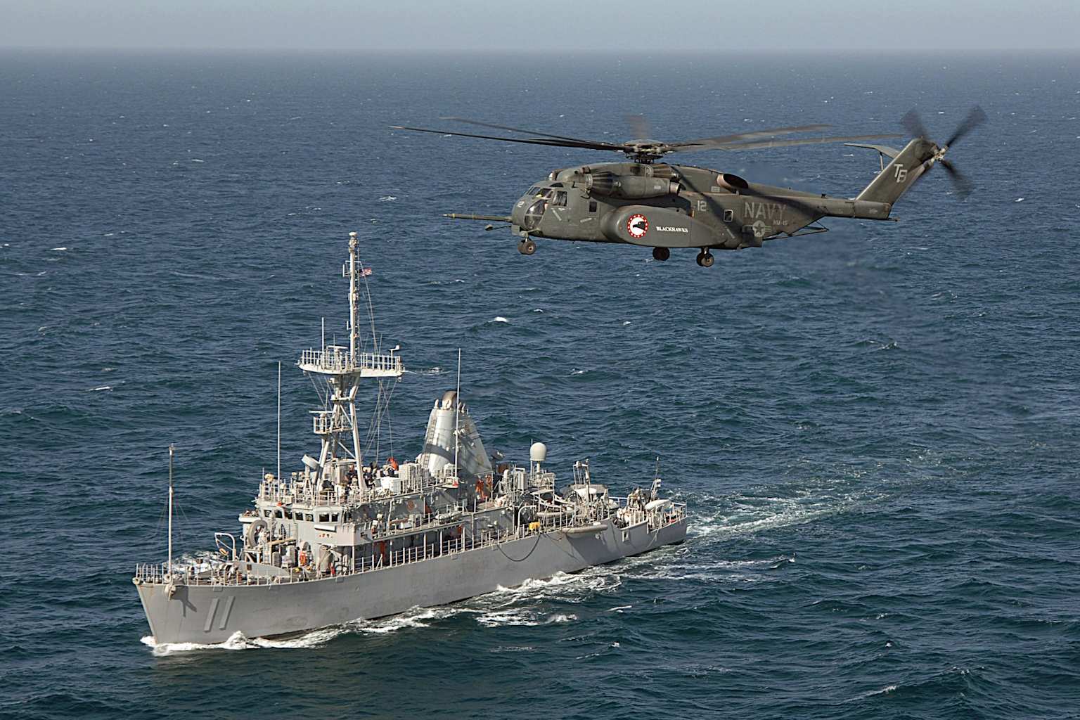 Irán pierde minas en Ormuz: crudo llega a precios récord