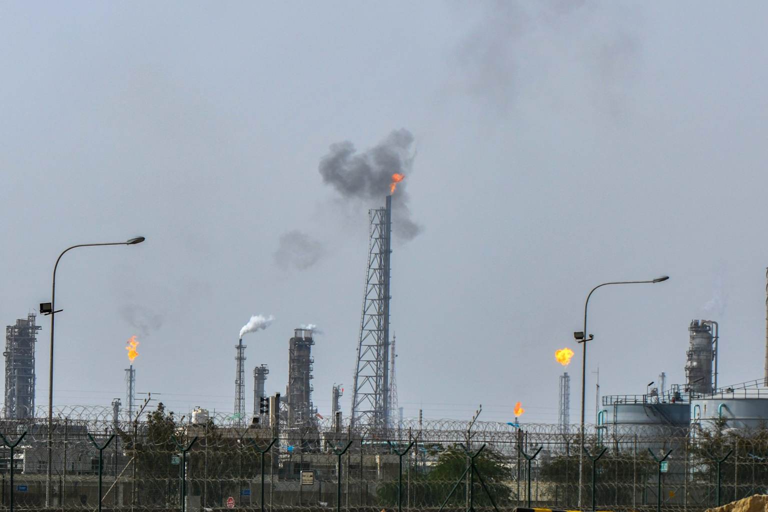 Irán rechaza ultimátum de Trump y ataca el Golfo e Israel