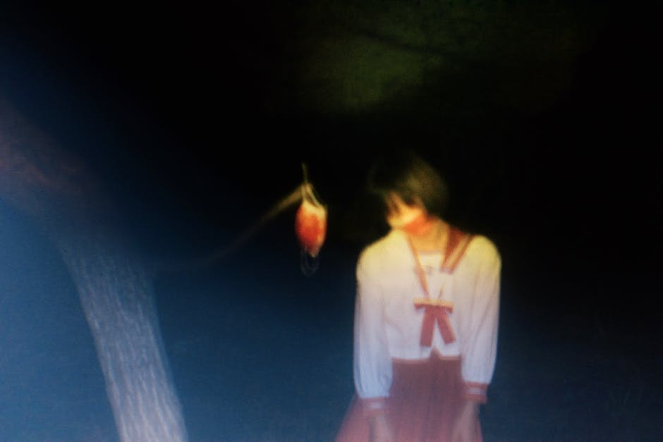 Imagen borrosa de una persona con poca luz, creando una atmósfera misteriosa y de ensueño.