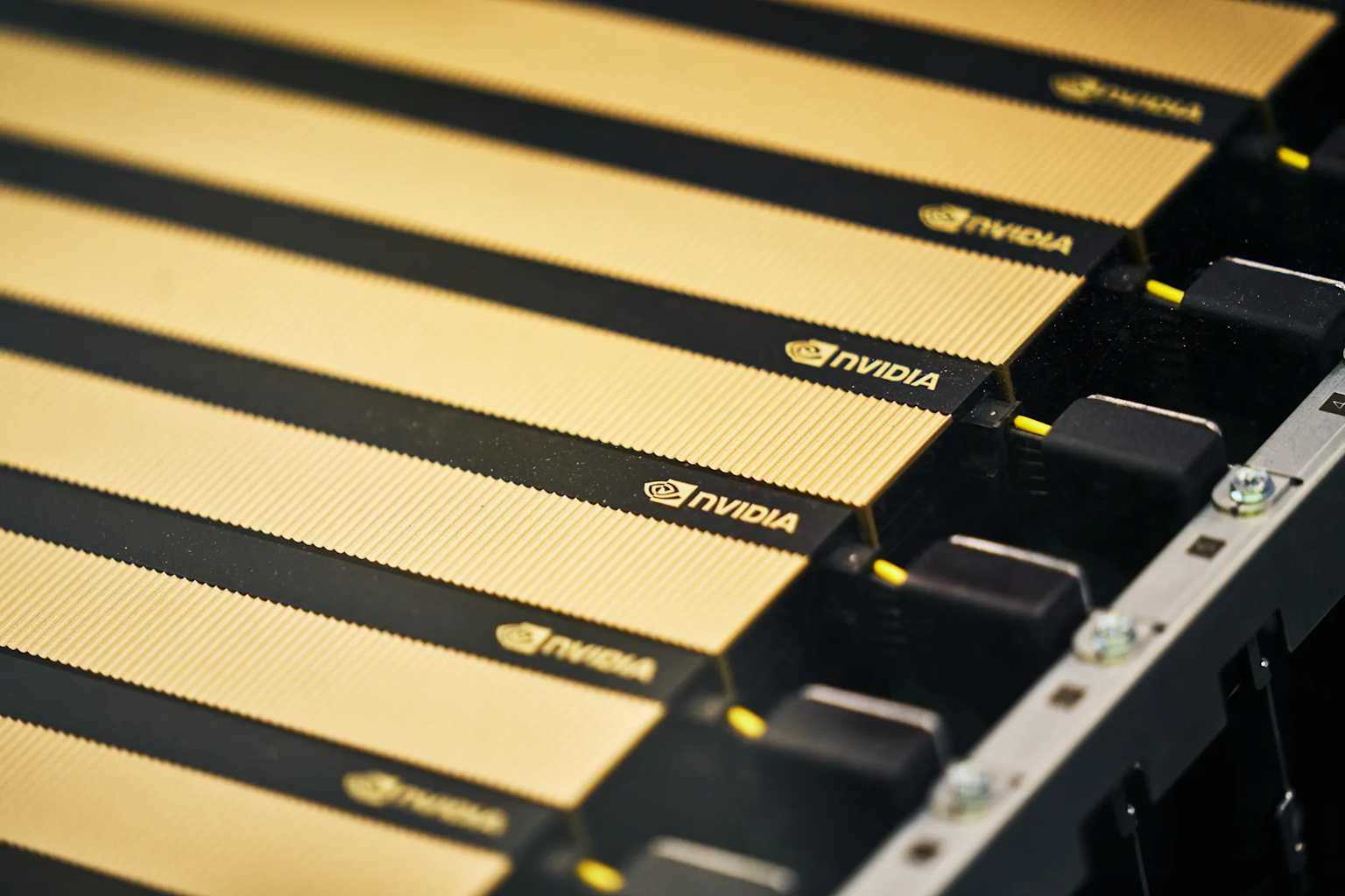 IREN pide 3.6 mil MDD en chips de Nvidia para Microsoft
