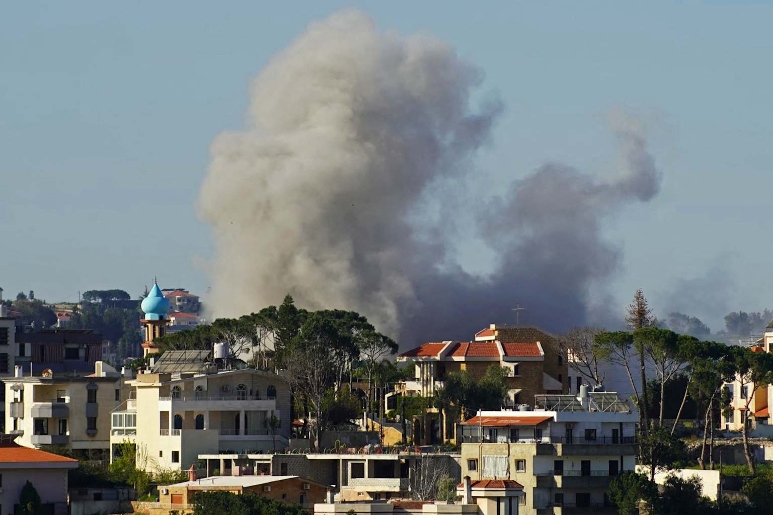 Israel ataca funeral en Líbano; muertos superan los 2,000