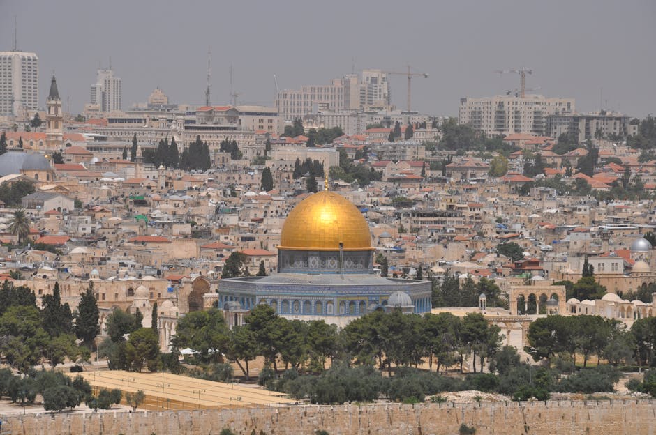 Impresionante vista de la Cúpula de la Roca en medio del horizonte de Jerusalén, que resalta su belleza arquitectónica.