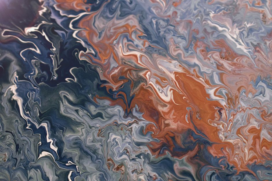 Abstracción dinámica con tonos terrosos y azules en espiral, capturando el estilo moderno del arte fluido.