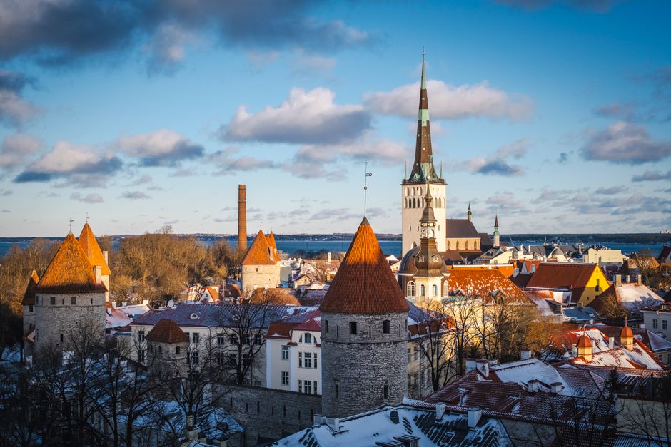 Impresionante paisaje invernal del casco antiguo de Tallin, con la iglesia de San Olaf y torres medievales bajo un cielo brillante.