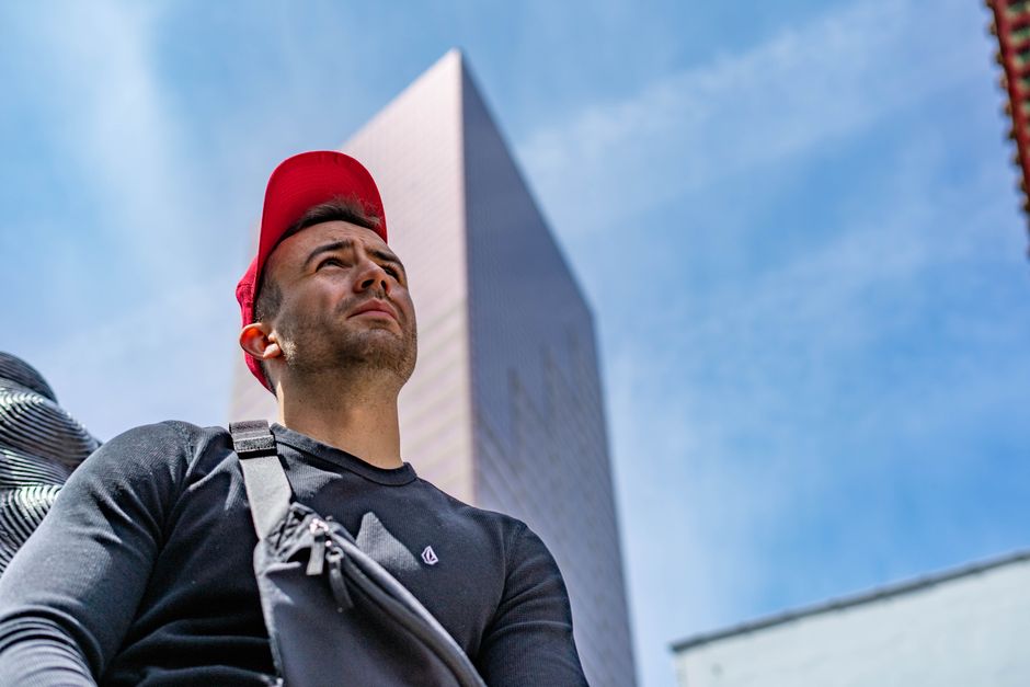 Foto De Enfoque Selectivo De Hombre Vestido Con Riñonera