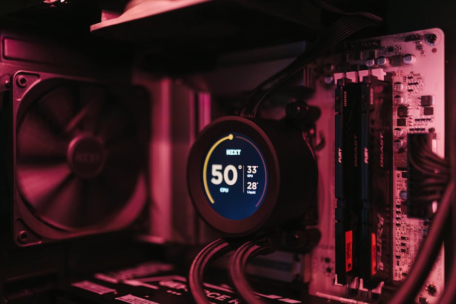 Primer plano de un sistema de refrigeración de PC y placa base, destacando la pantalla digital de temperatura.