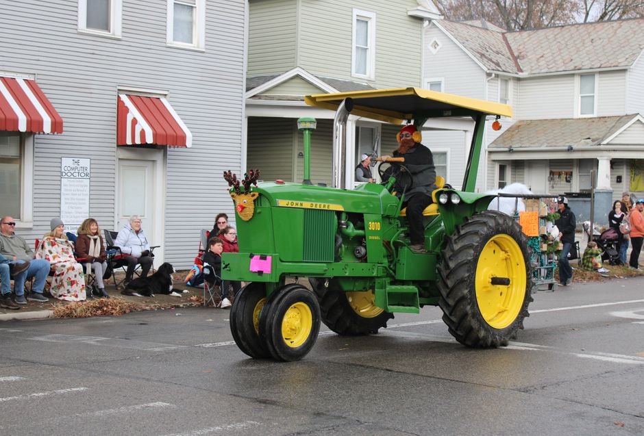 Un tractor decorado circula por la calle durante un desfile festivo en Lancaster, Ohio.