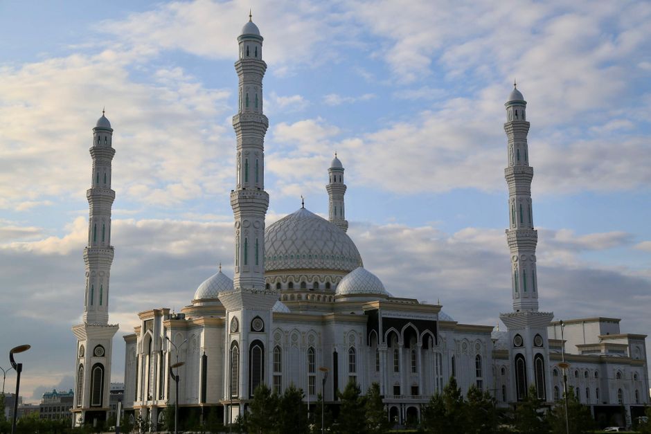 Impresionante vista de la mezquita Ahmet Hamdi Akseki durante el día en Ankara, mostrando elegantes minaretes contra un cielo nublado.