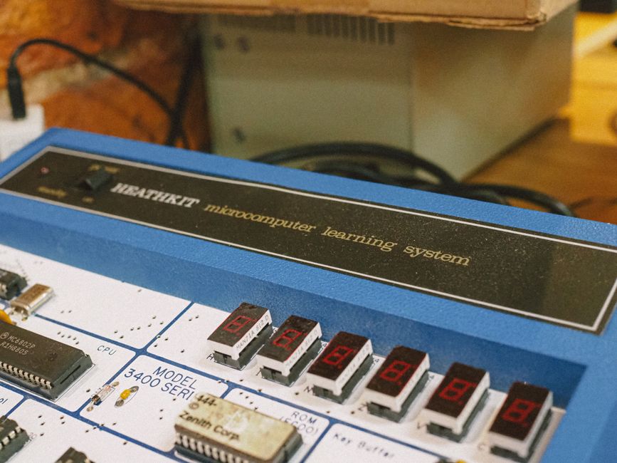 Close-up de un sistema de aprendizaje de microcomputadora retro con interruptores y circuitos.