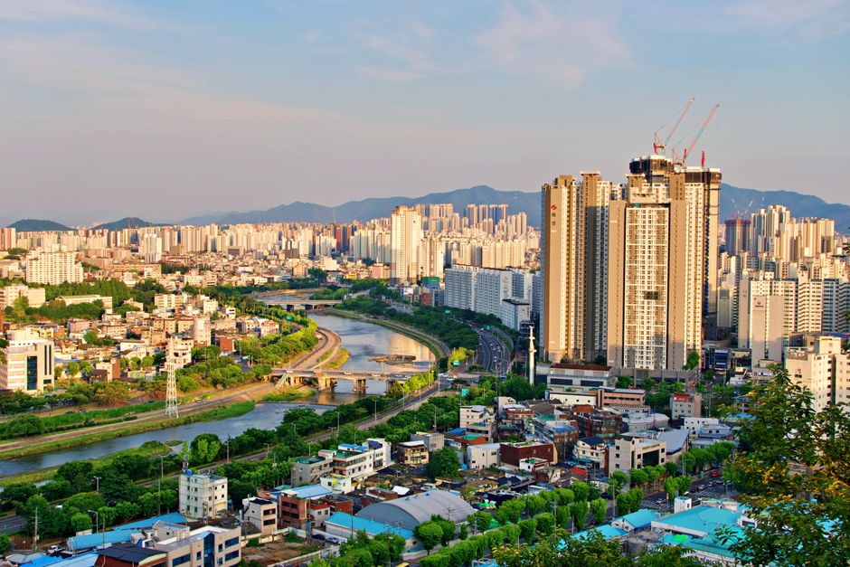 Explore el bullicioso horizonte de Daegu, Corea del Sur, con una arquitectura moderna y una exuberante vegetación.