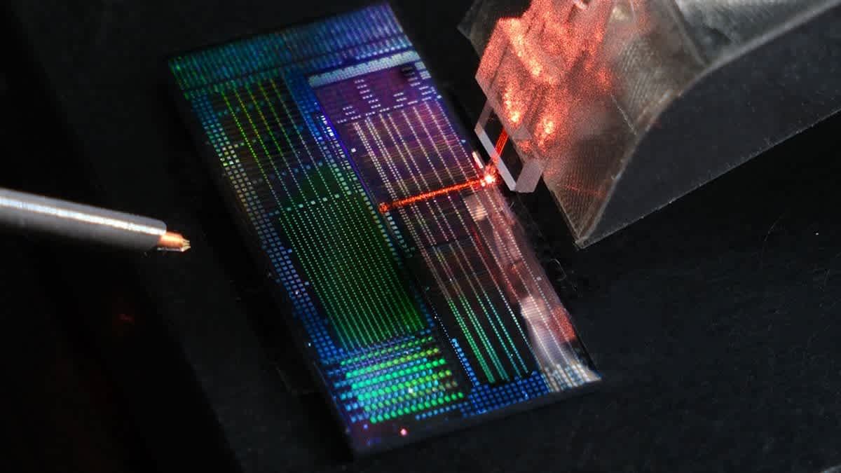 Láser en chip reduce computadoras cuánticas a una baraja