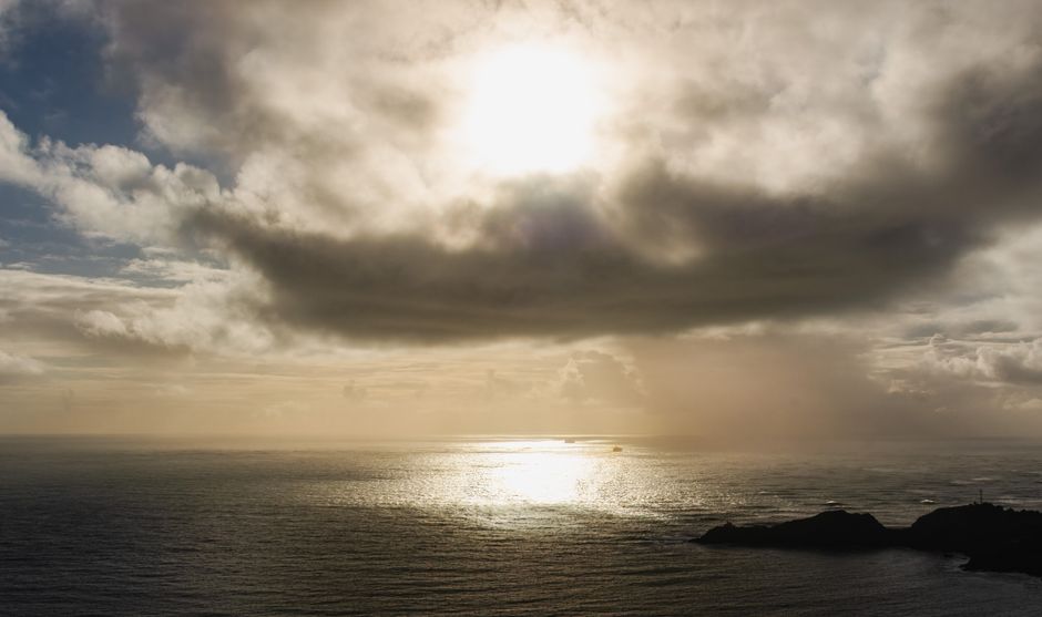 Atardecer cautivador sobre el océano con nubes dramáticas, mostrando la belleza de la naturaleza.