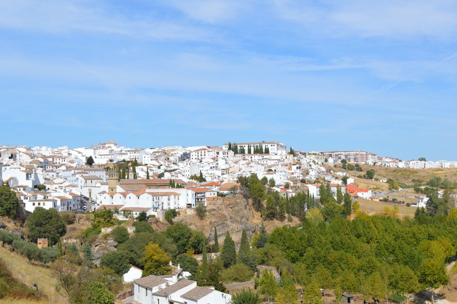 Una vista pintoresca de las casas encaladas enclavadas en las colinas de Ronda, Andalucía, España.