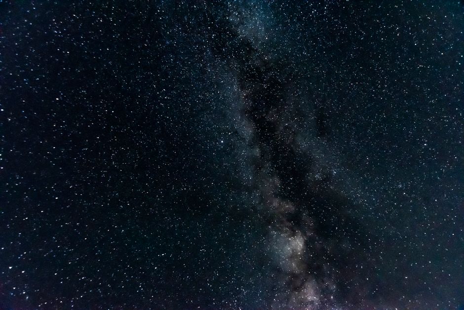 Hermosa astrofotografía de la galaxia Vía Láctea en un cielo nocturno claro y lleno de estrellas.