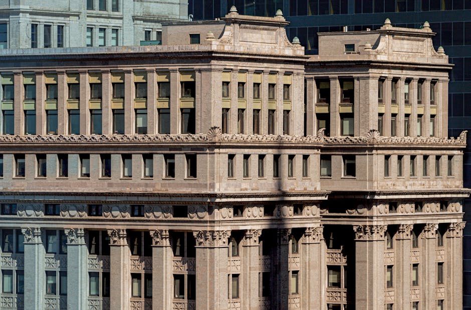 Vista detallada de la fachada de un edificio neoclásico en la ciudad de Nueva York con un diseño arquitectónico ornamentado.