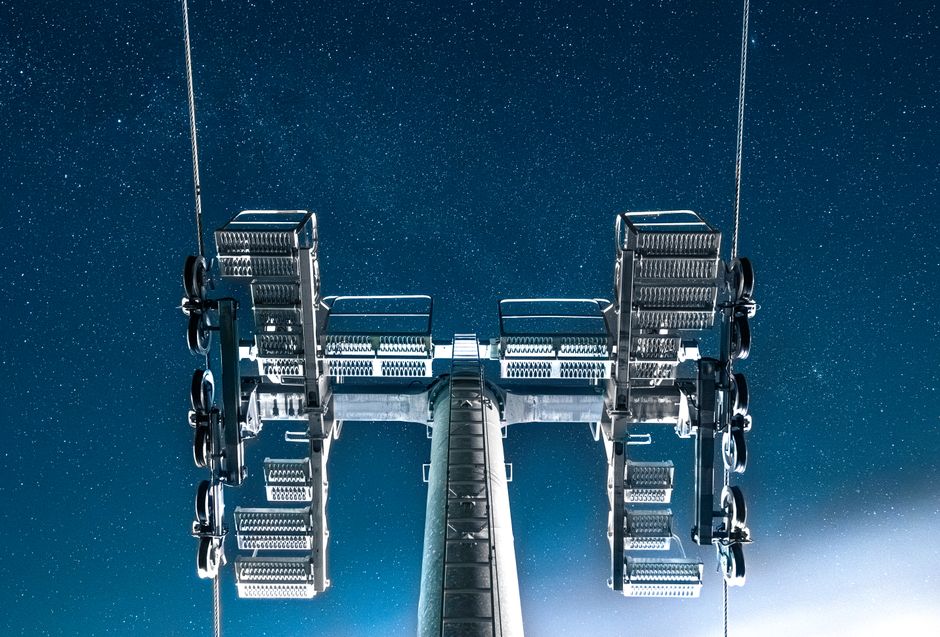Una vista impresionante de un telesilla por la noche, con un cielo estrellado en Borovets, Provincia de Sofía, Bulgaria.