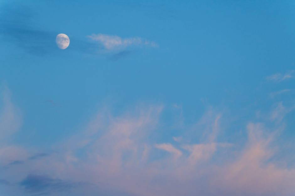 Vista serena de la luna con nubes rosadas en un cielo azul, Canonsburg, PA.