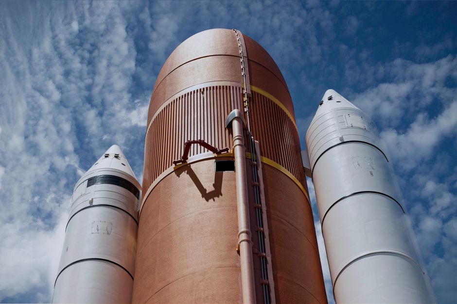 Vista dramática de los propulsores de cohete contra un brillante cielo azul, mostrando la tecnología aeroespacial.